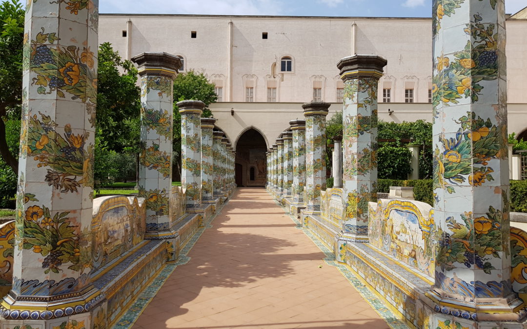 Chiostro maiolicato di Santa Chiara